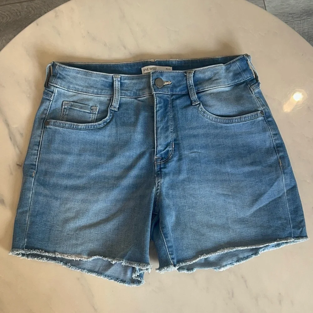 Nine West Women’s 4” Mid-rise Jean Shorts.